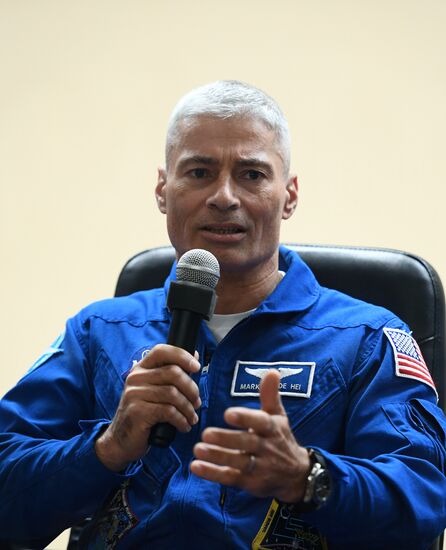 Pre-flight press conference by ISS-53/54 crew