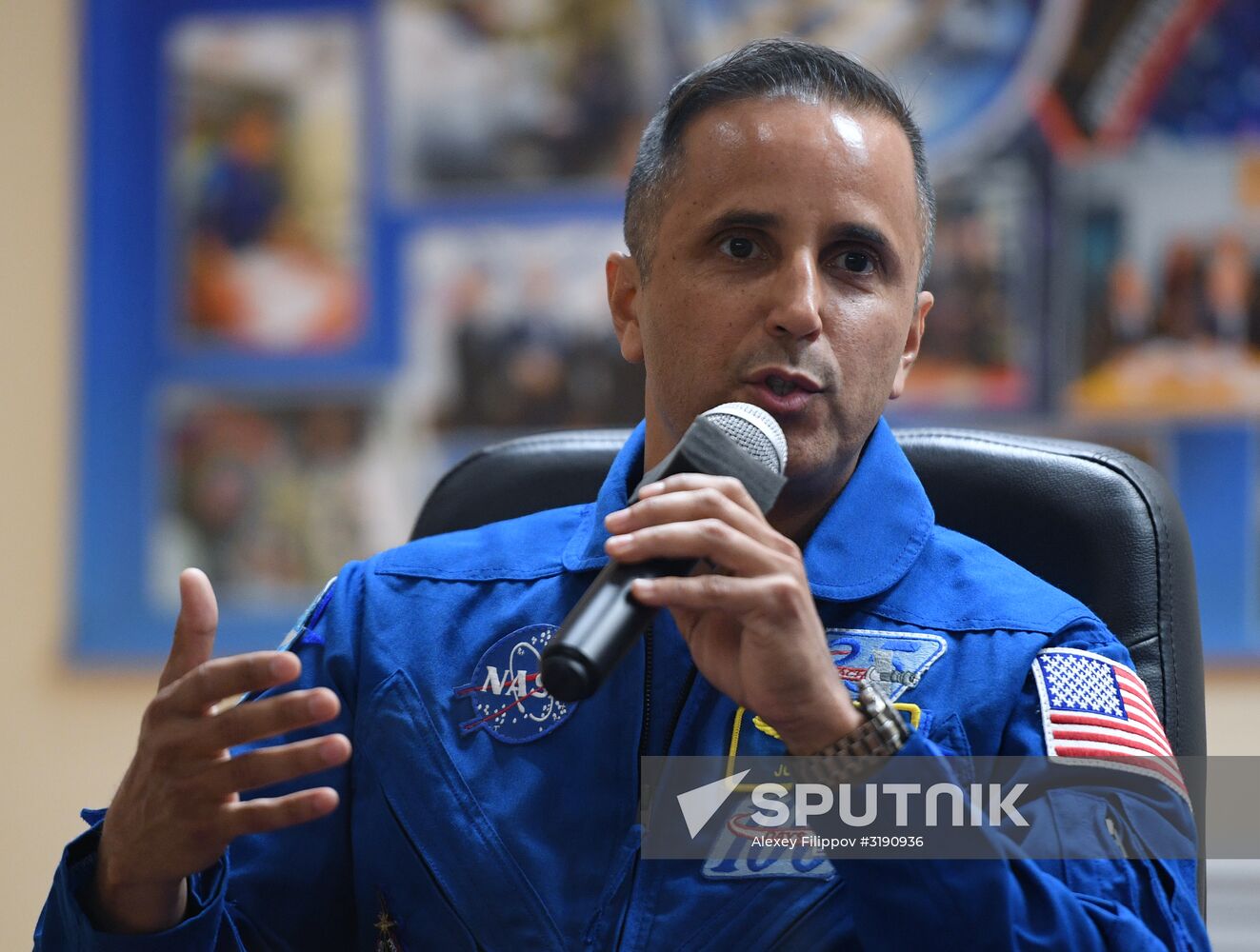 Pre-flight press conference by ISS-53/54 crew
