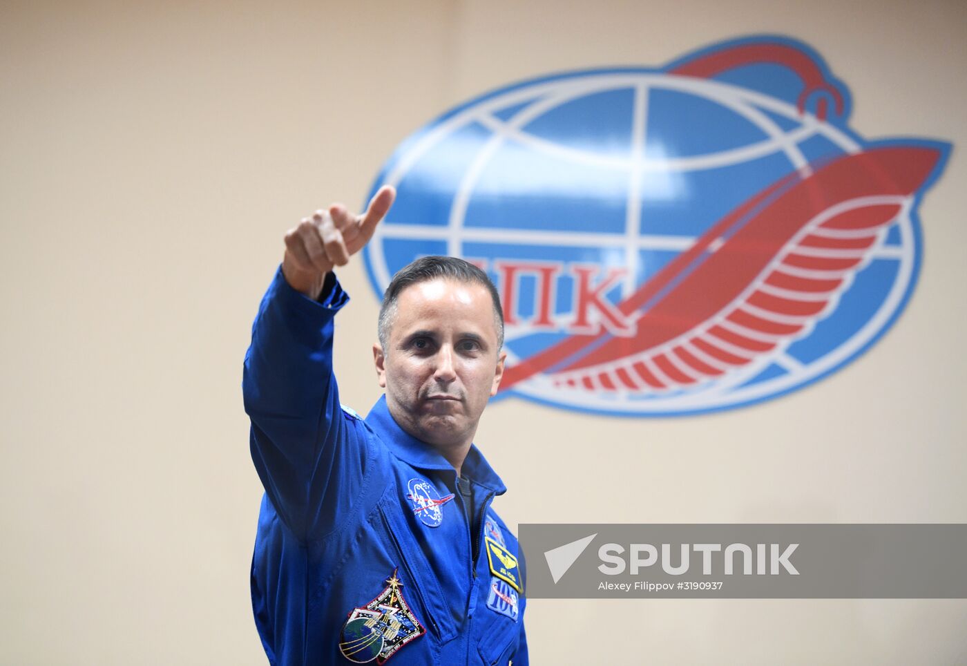 Pre-flight press conference by ISS-53/54 crew