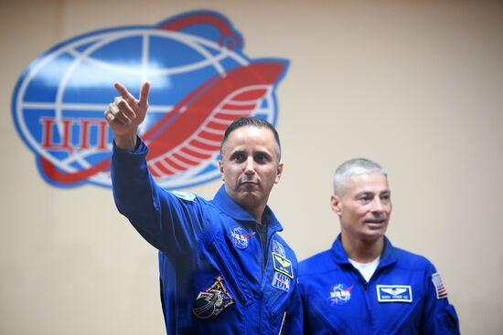 Pre-flight press conference by ISS-53/54 crew