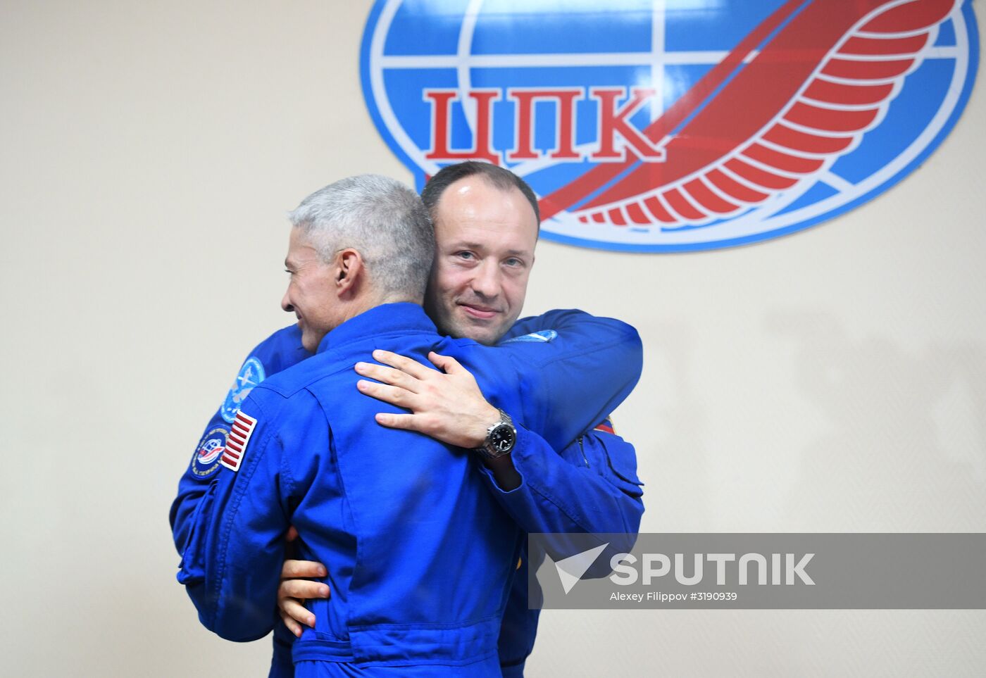 Pre-flight press conference by ISS-53/54 crew
