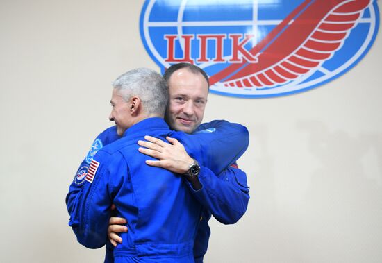 Pre-flight press conference by ISS-53/54 crew