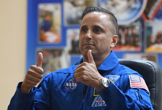 Pre-flight press conference by ISS-53/54 crew