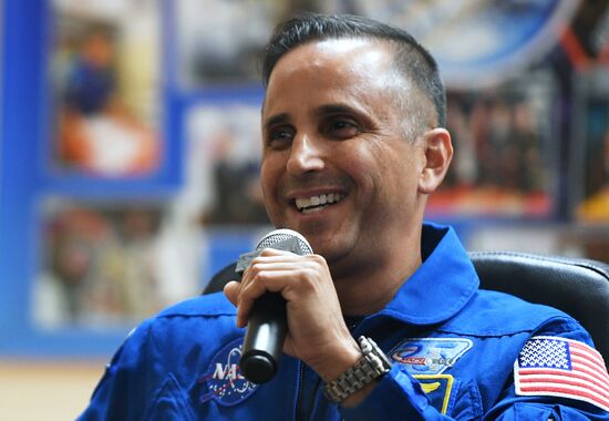 Pre-flight press conference by ISS-53/54 crew