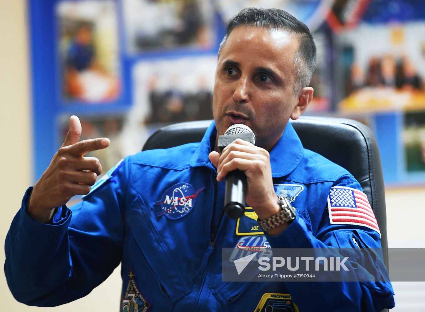 Pre-flight press conference by ISS-53/54 crew