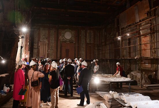 Gathering of School of Modern Drama actors