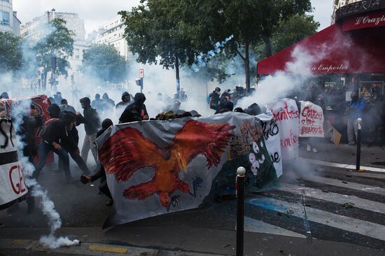Protests in Paris against amendments to Labor Code