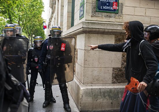 Protests in Paris against amendments to Labor Code