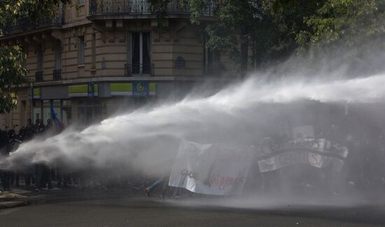 Protests in Paris against amendments to Labor Code