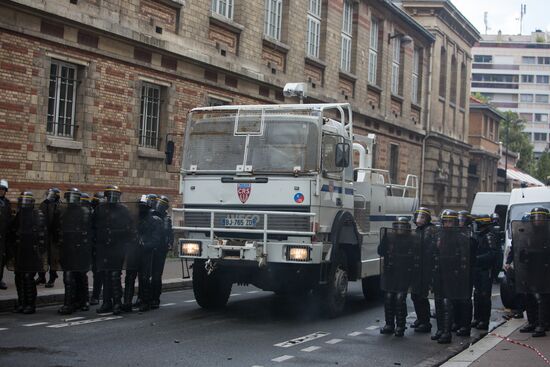 Protests in Paris against amendments to Labor Code