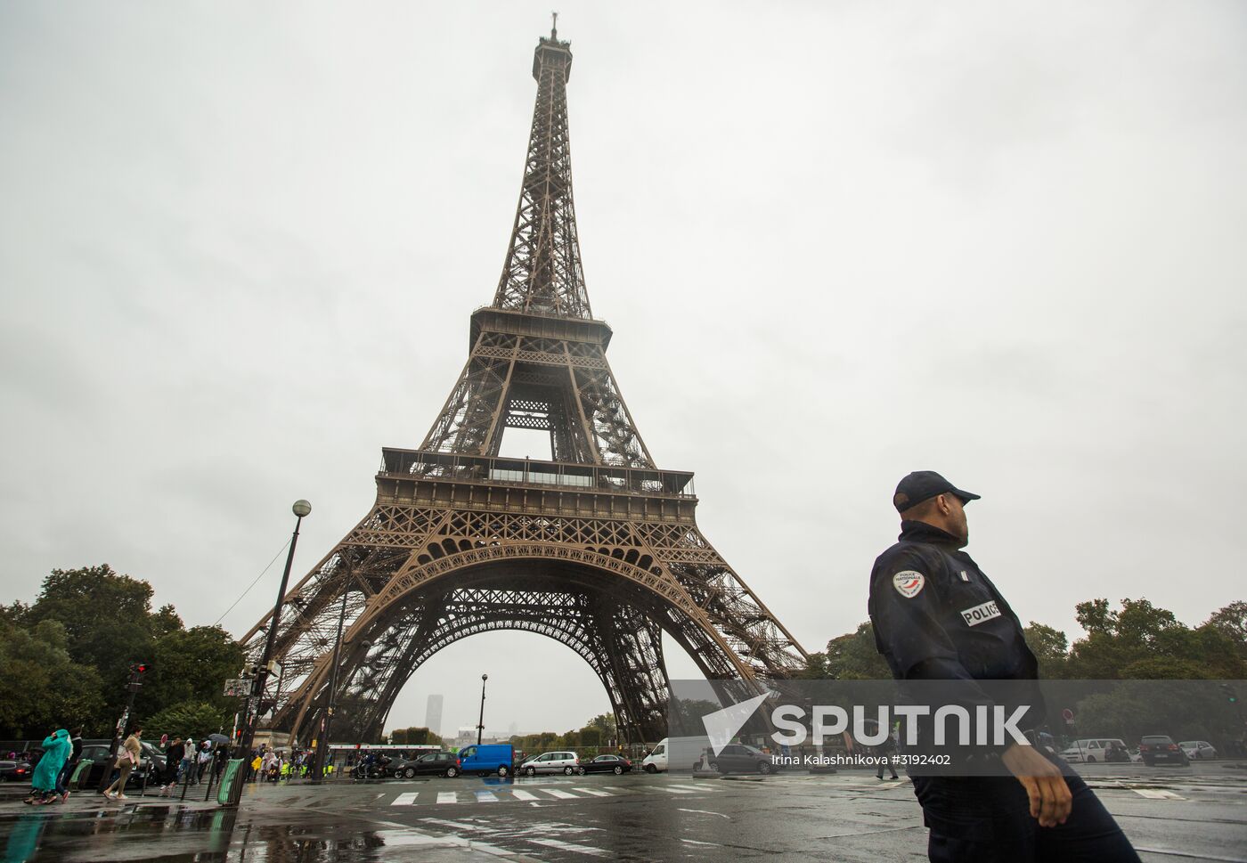 Work to build protective barrier around Eiffel Tower