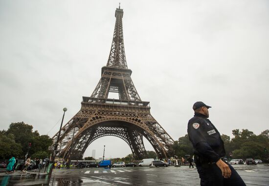 Work to build protective barrier around Eiffel Tower