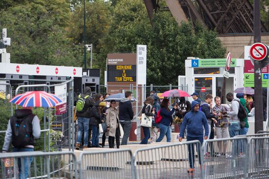 Work to build protective barrier around Eiffel Tower