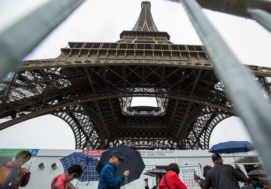 Work to build protective barrier around Eiffel Tower