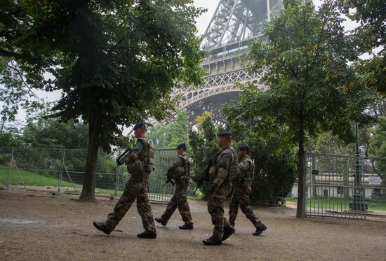 Work to build protective barrier around Eiffel Tower