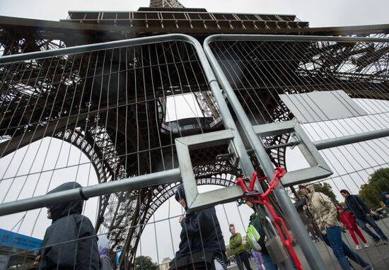 Work to build protective barrier around Eiffel Tower
