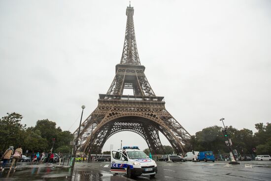 Work to build protective barrier around Eiffel Tower