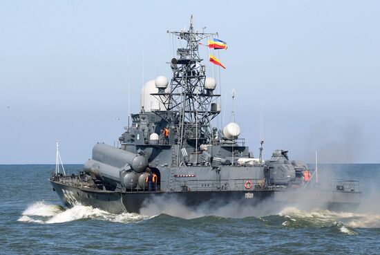 Baltic Fleet ships set out to sea for Zapad 2017 military exercise