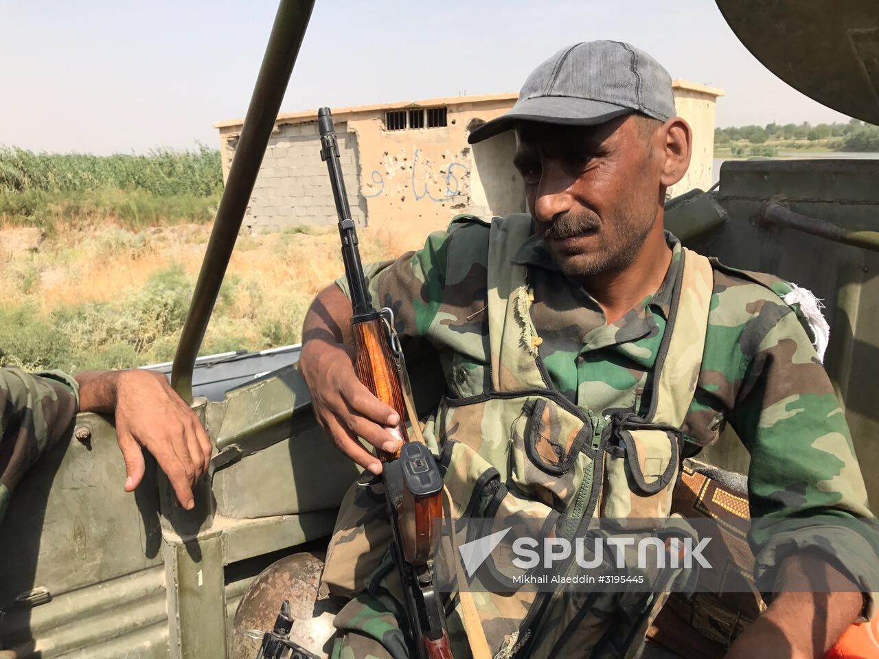 Syrian Army crosses Euphrates River east of Deir ez-Zor