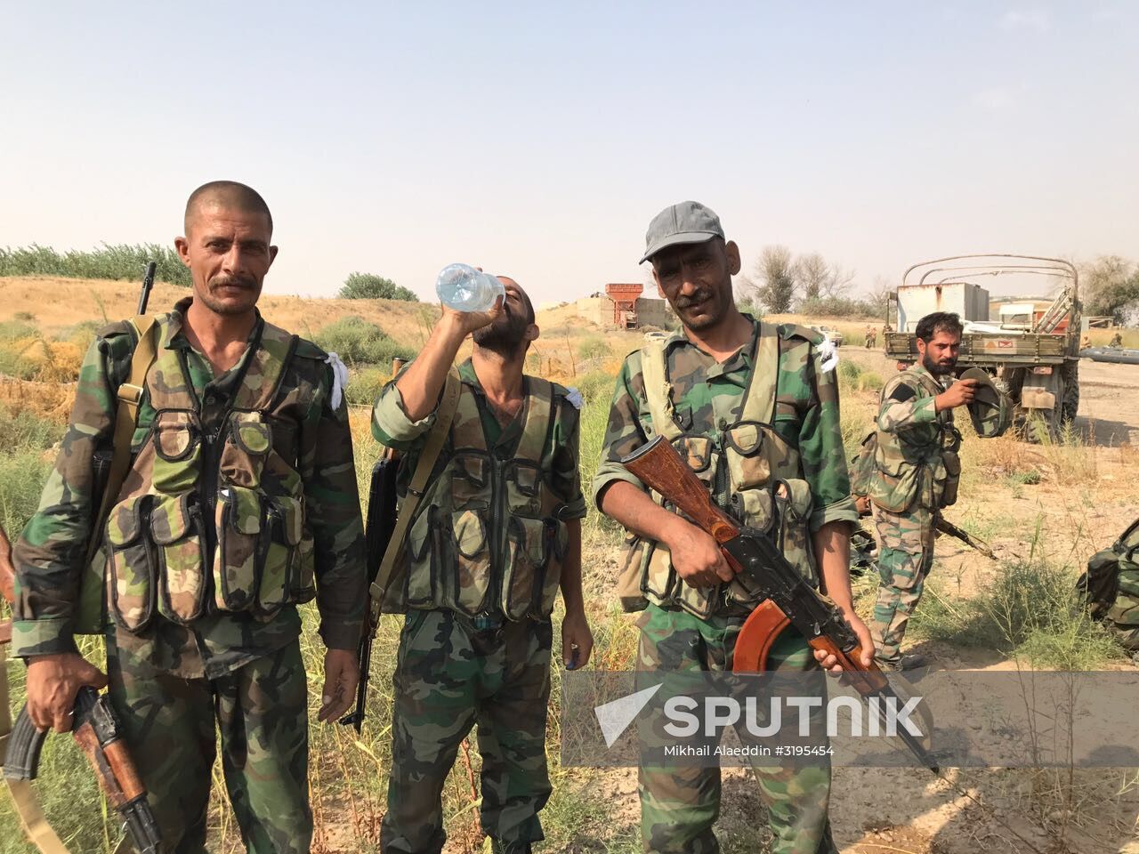 Syrian Army crosses Euphrates River east of Deir ez-Zor