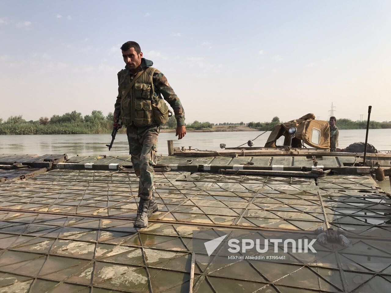 Syrian Army crosses Euphrates River east of Deir ez-Zor