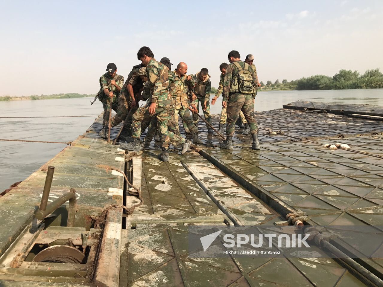 Syrian Army crosses Euphrates River east of Deir ez-Zor