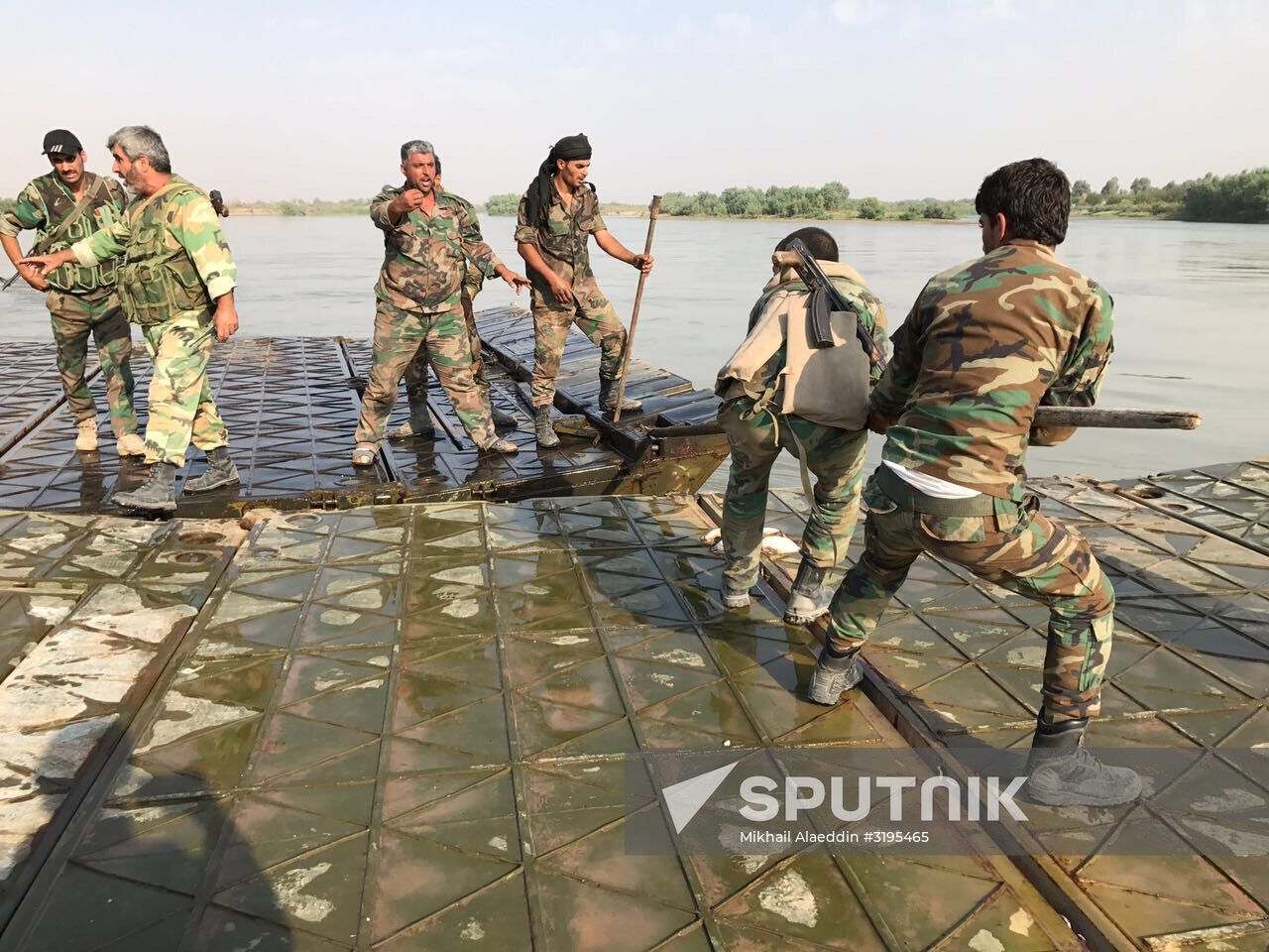 Syrian Army crosses Euphrates River east of Deir ez-Zor