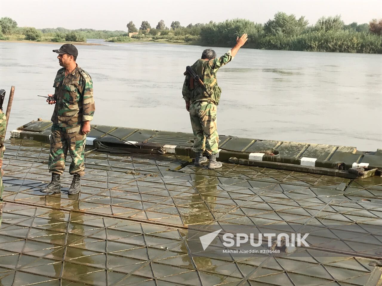 Syrian Army crosses Euphrates River east of Deir ez-Zor