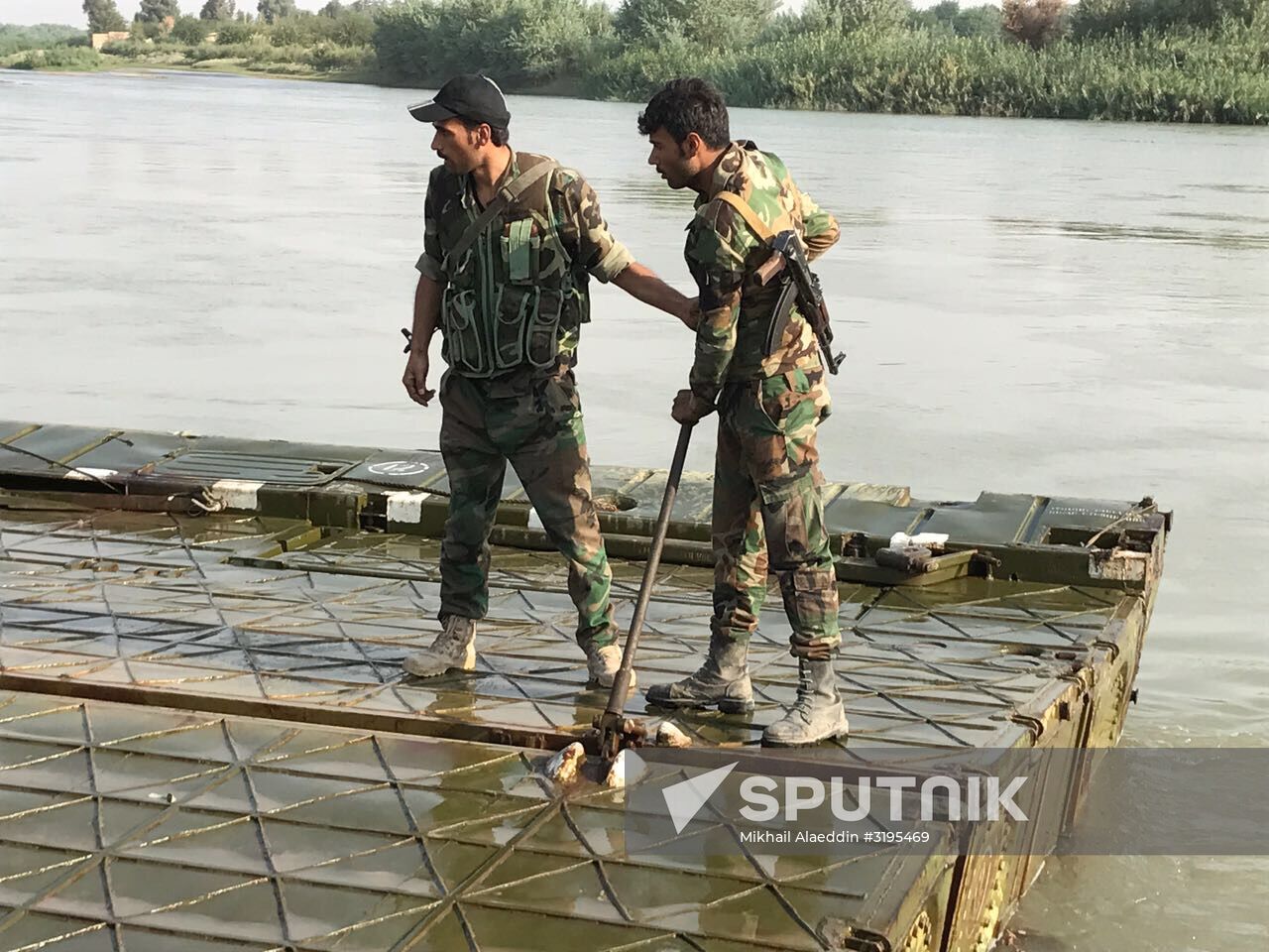 Syrian Army crosses Euphrates River east of Deir ez-Zor