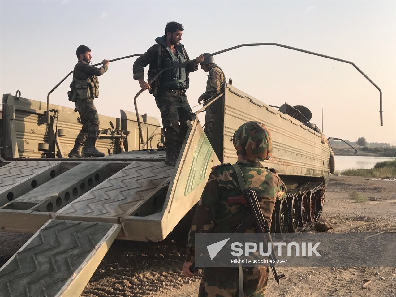 Syrian Army crosses Euphrates River east of Deir ez-Zor