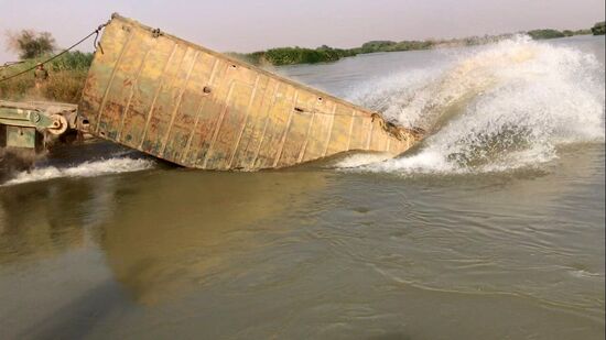 Syrian Army crosses the Euphrates River near Deir ez-Zor