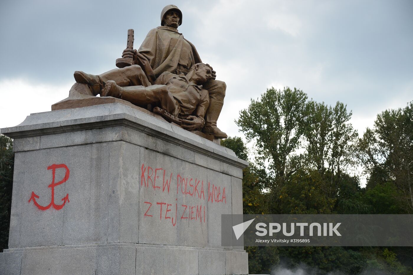 Soviet soldiers cemetery in Warsaw desecrated