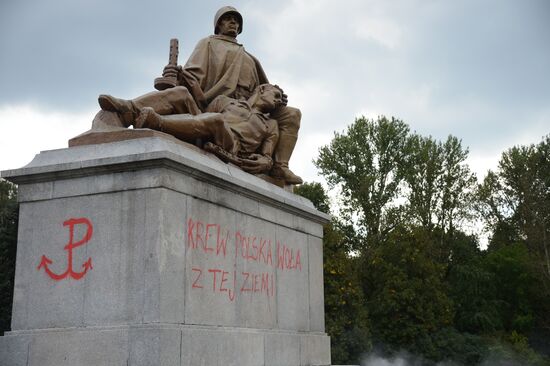 Soviet soldiers cemetery in Warsaw desecrated
