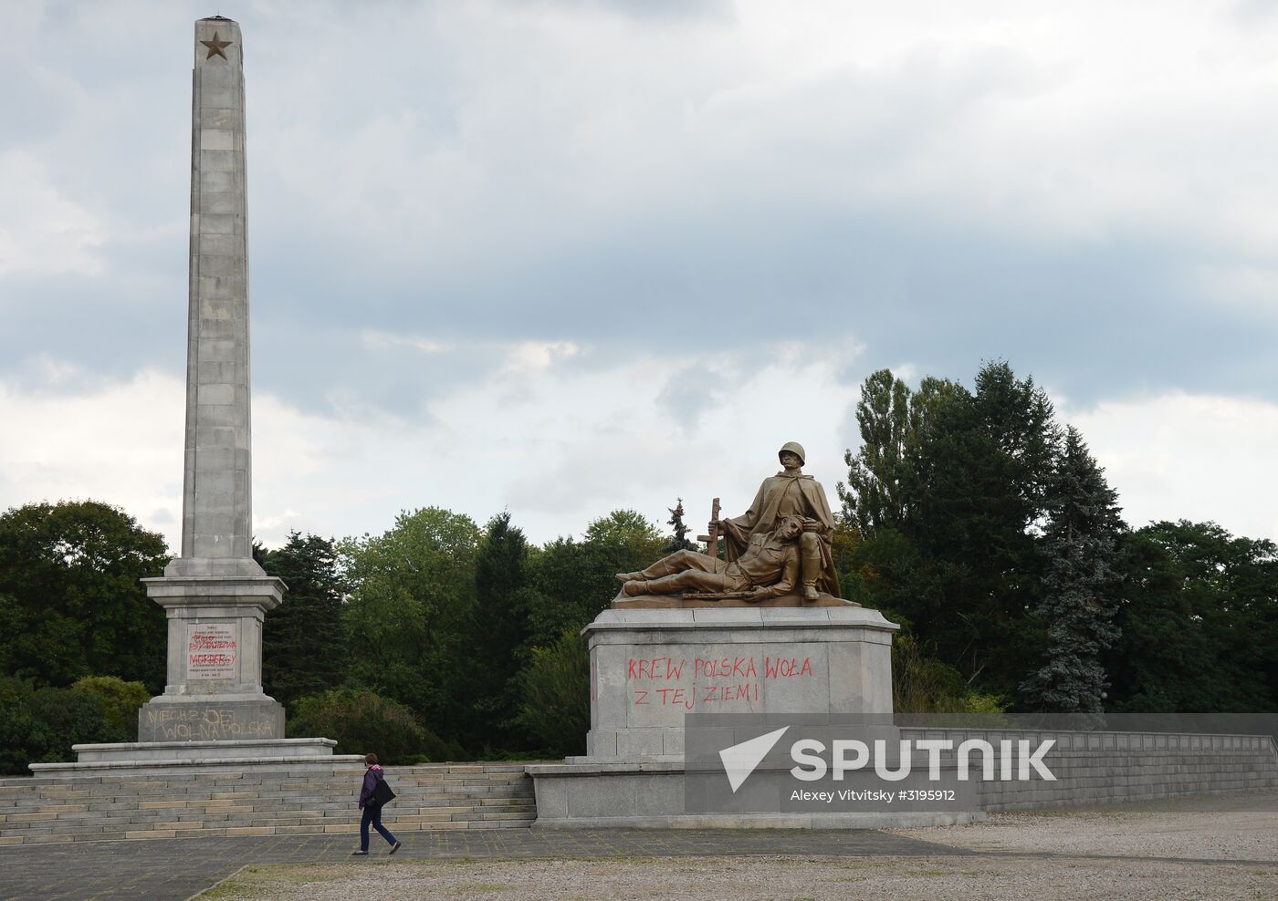 Soviet soldiers cemetery in Warsaw desecrated