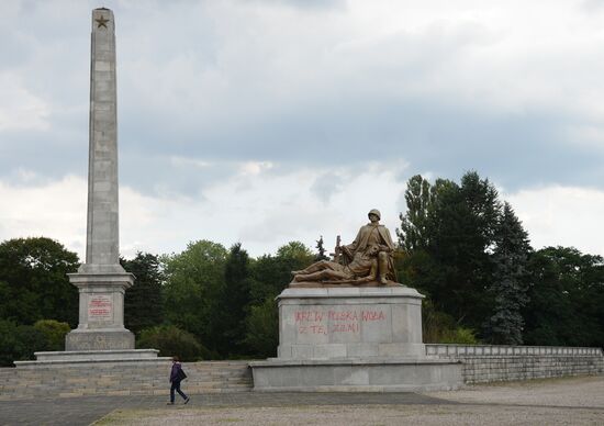 Soviet soldiers cemetery in Warsaw desecrated