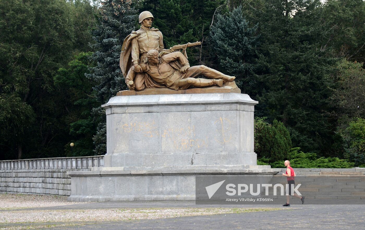 Soviet soldiers cemetery in Warsaw desecrated