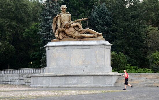 Soviet soldiers cemetery in Warsaw desecrated