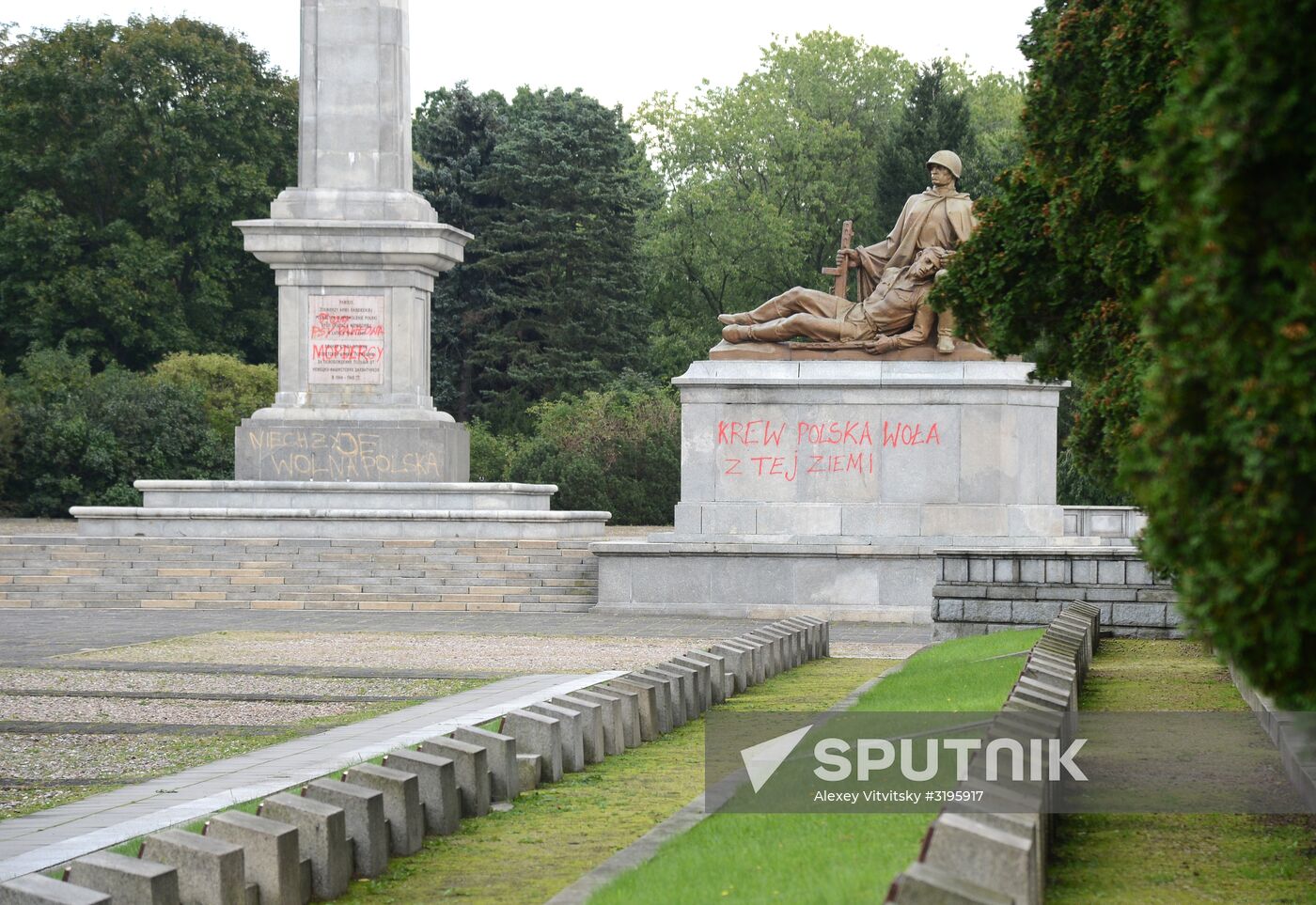 Soviet soldiers cemetery in Warsaw desecrated