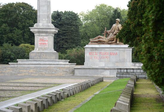 Soviet soldiers cemetery in Warsaw desecrated