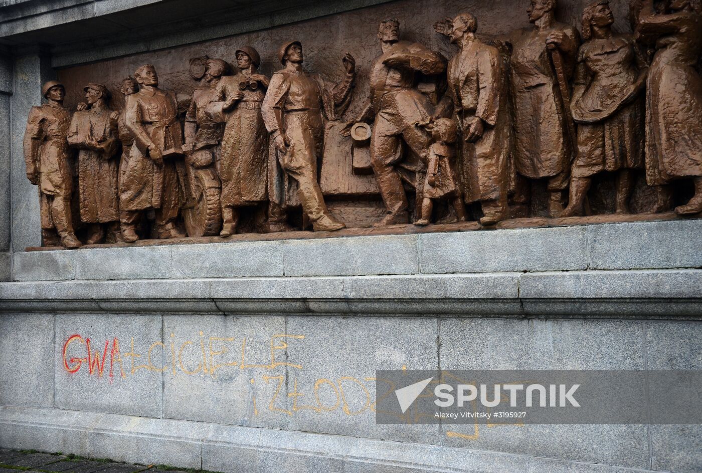 Soviet soldiers cemetery in Warsaw desecrated