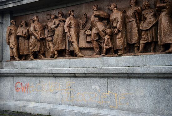 Soviet soldiers cemetery in Warsaw desecrated