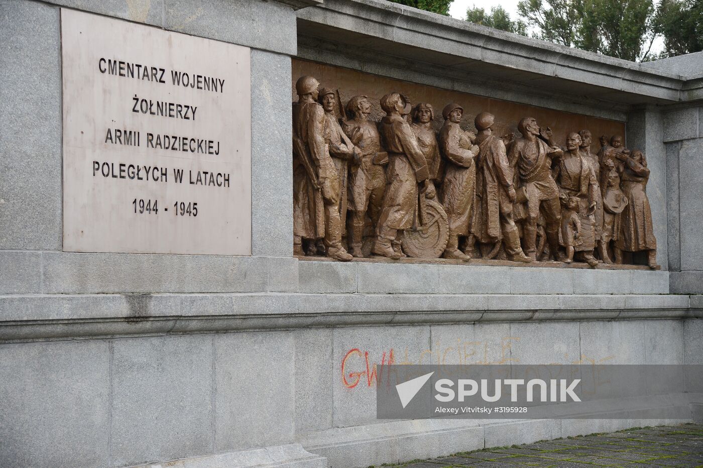 Soviet soldiers cemetery in Warsaw desecrated