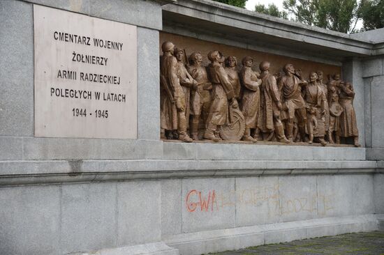 Soviet soldiers cemetery in Warsaw desecrated