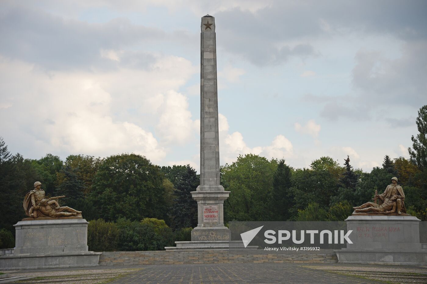 Soviet soldiers cemetery in Warsaw desecrated