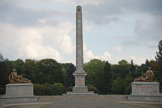 Soviet soldiers cemetery in Warsaw desecrated