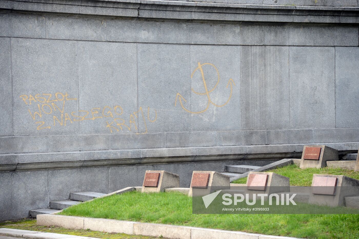 Soviet soldiers cemetery in Warsaw desecrated