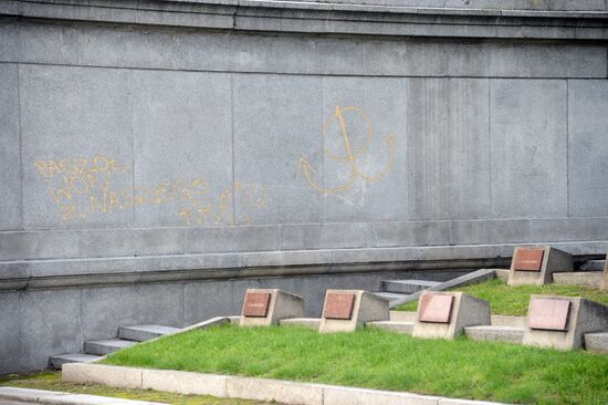 Soviet soldiers cemetery in Warsaw desecrated