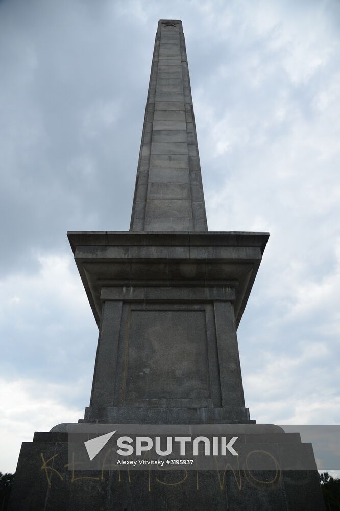 Soviet soldiers cemetery in Warsaw desecrated