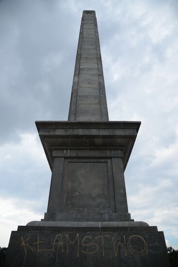 Soviet soldiers cemetery in Warsaw desecrated