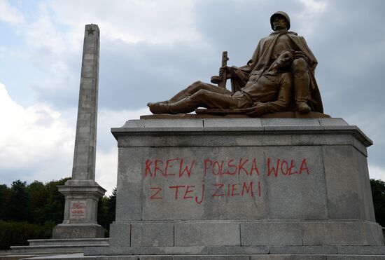 Soviet soldiers cemetery in Warsaw desecrated